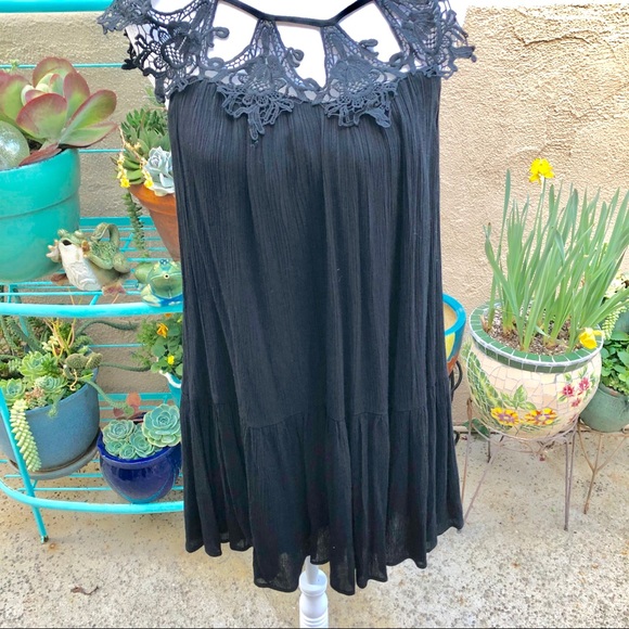 LuLu’s Caged Lace Neckline Shift Dress - Picture 3 of 8